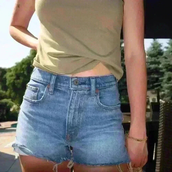 Abercrombie & Fitch Mom Hight Rise Denim  Pride Sequin Heart Shorts Size 30/10 - Picture 3 of 13